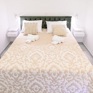 Luxury Rooms Green And Gold Split